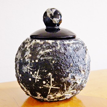 Helen Garriott EARTHRISE Jar MOON ASTRONAUT FOOTPRINTS Paid $2.99 /$$$ - Pottery